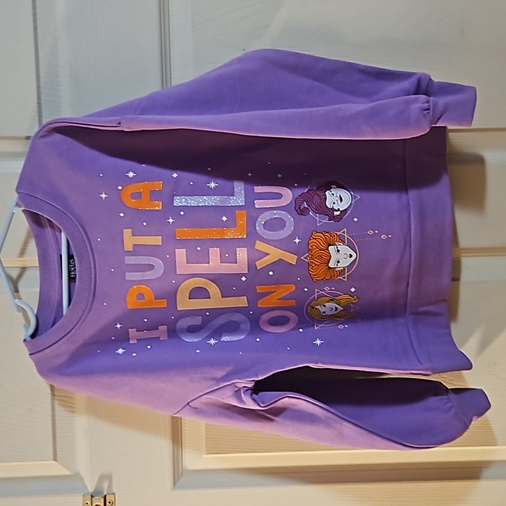 HOCUS POCUS I PUT A SPELL ON YOU SWEATSHIRT: PURPLE: NEW WITH TAGS: M (7/8)